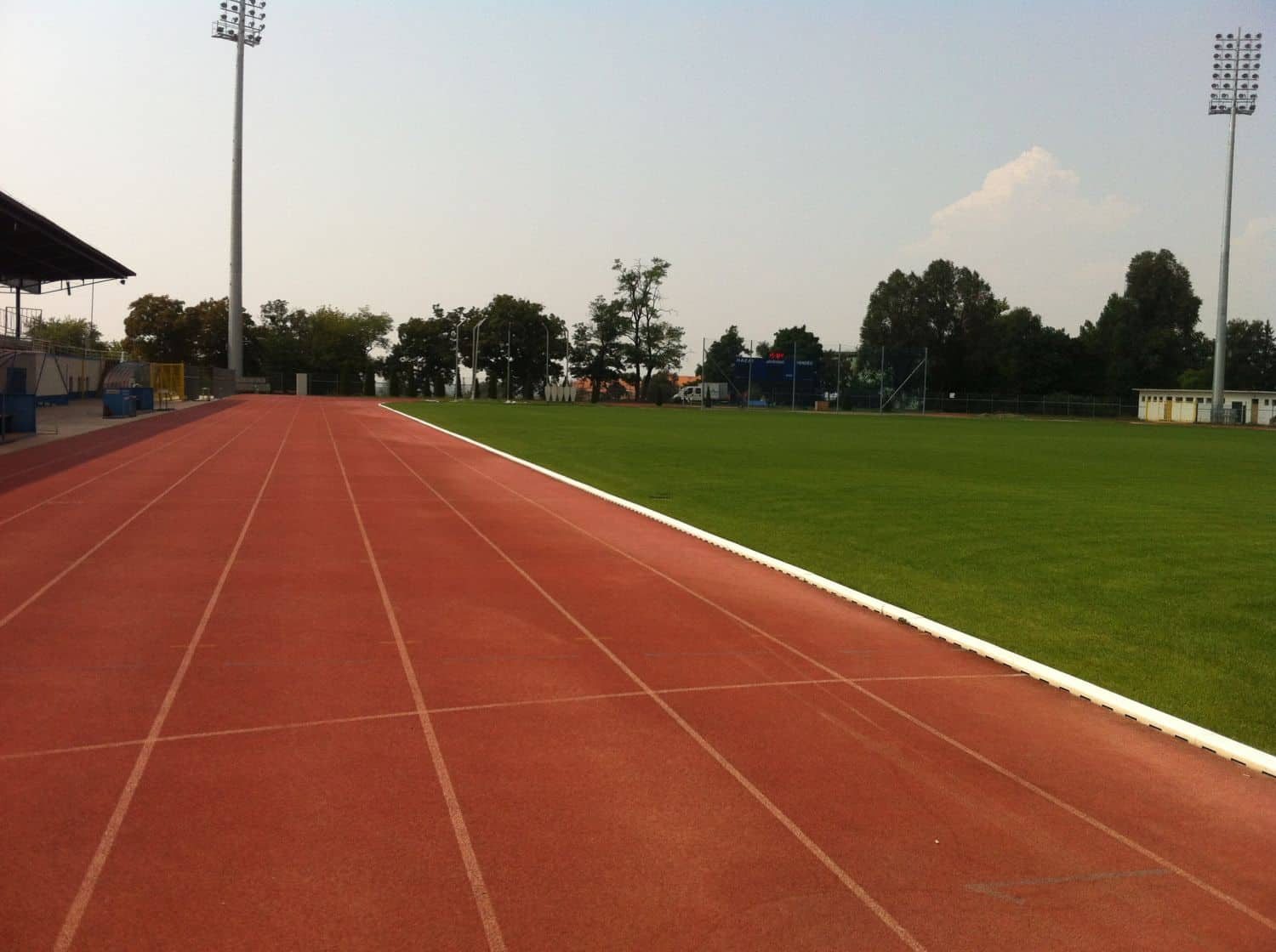 A stadion lelátója és játéktere