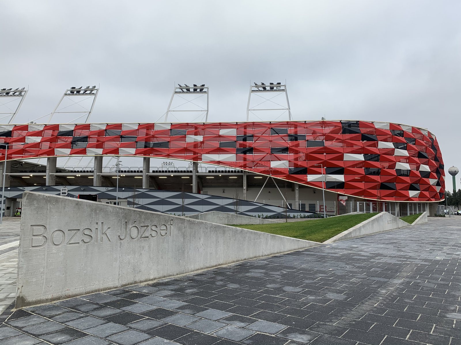Eltűnt a régi, épülhet a Honvéd új stadionja
