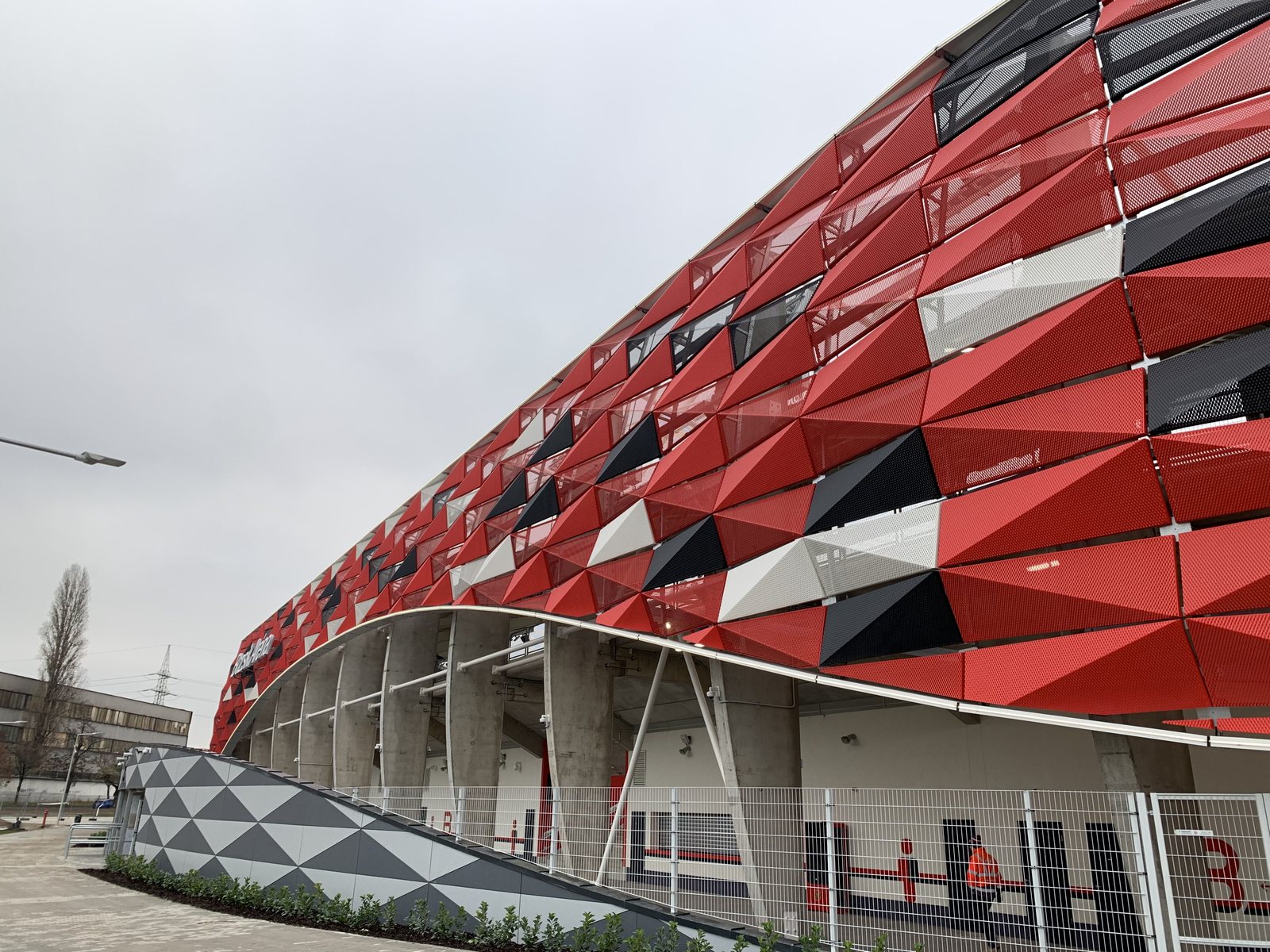 A stadion lelátója és tetőszerkezete